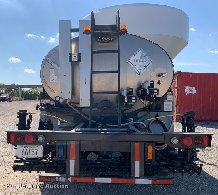 image for item MH9823 2006 Freightliner Business Class M2  oil distributor truck