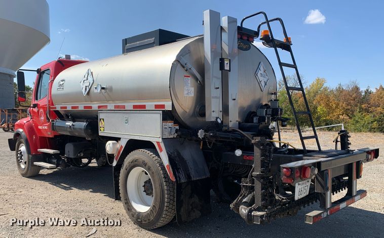 image for item MH9823 2006 Freightliner Business Class M2  oil distributor truck