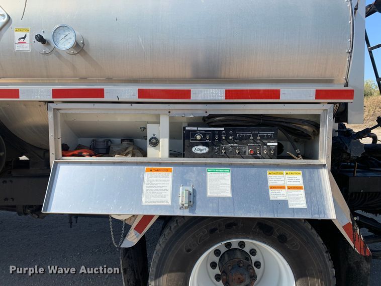 image for item MH9823 2006 Freightliner Business Class M2  oil distributor truck