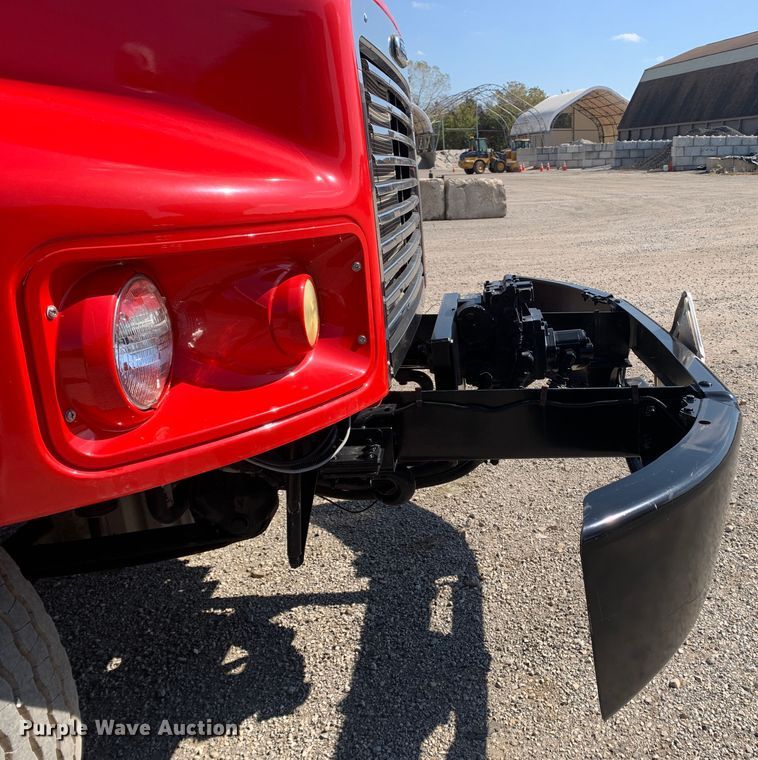 image for item MH9823 2006 Freightliner Business Class M2  oil distributor truck