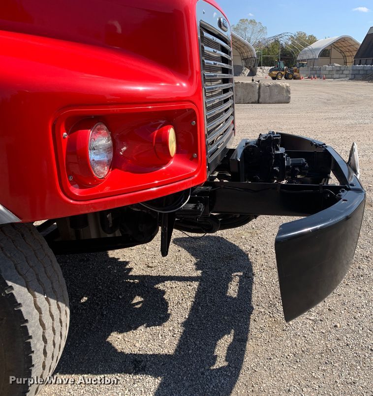 image for item MH9823 2006 Freightliner Business Class M2  oil distributor truck