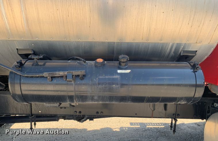 image for item MH9823 2006 Freightliner Business Class M2  oil distributor truck