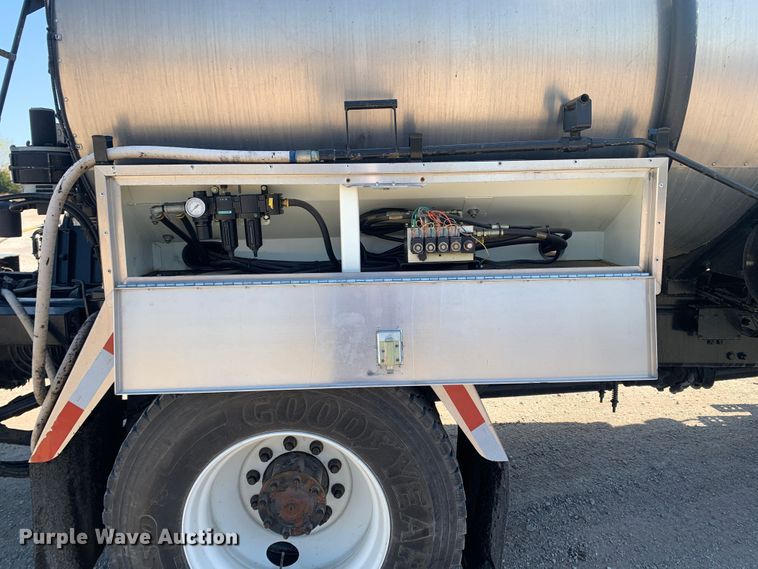 image for item MH9823 2006 Freightliner Business Class M2  oil distributor truck