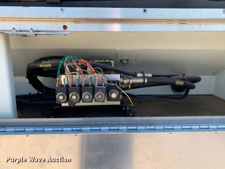 image for item MH9823 2006 Freightliner Business Class M2  oil distributor truck