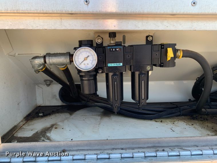 image for item MH9823 2006 Freightliner Business Class M2  oil distributor truck