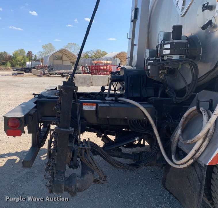 image for item MH9823 2006 Freightliner Business Class M2  oil distributor truck