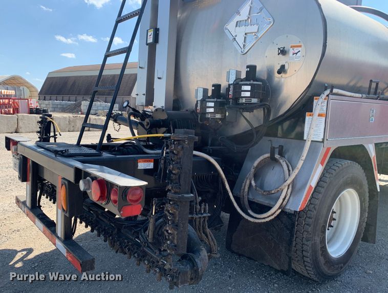 image for item MH9823 2006 Freightliner Business Class M2  oil distributor truck