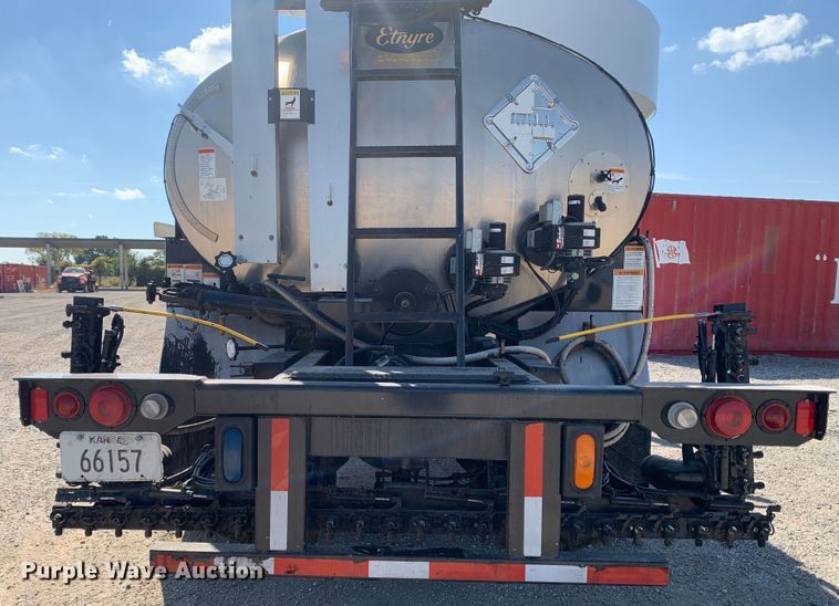 image for item MH9823 2006 Freightliner Business Class M2  oil distributor truck