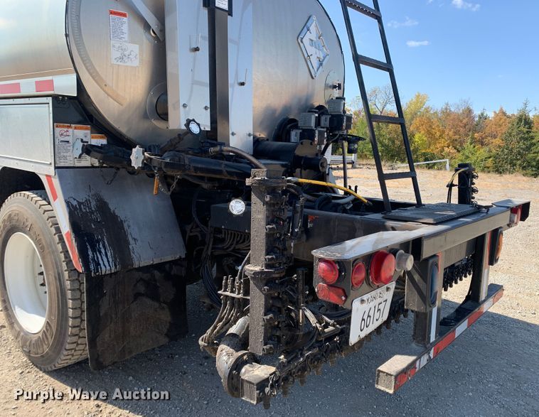 image for item MH9823 2006 Freightliner Business Class M2  oil distributor truck