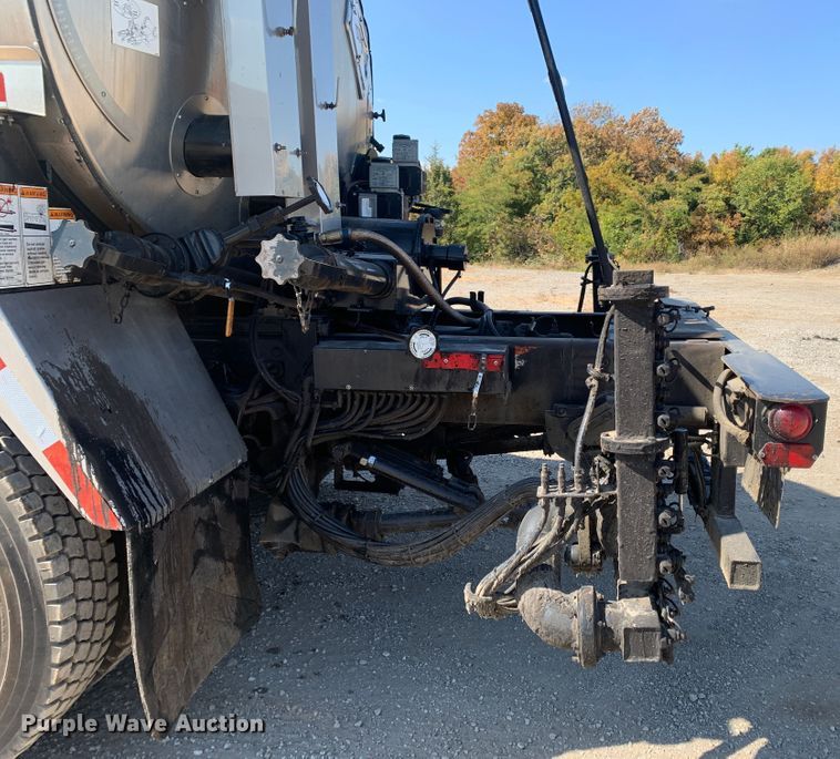 image for item MH9823 2006 Freightliner Business Class M2  oil distributor truck