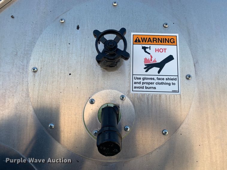 image for item MH9823 2006 Freightliner Business Class M2  oil distributor truck