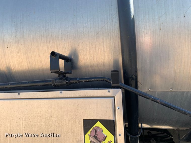 image for item MH9823 2006 Freightliner Business Class M2  oil distributor truck