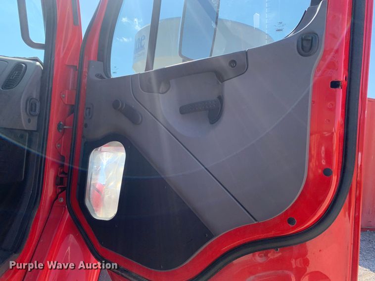 image for item MH9823 2006 Freightliner Business Class M2  oil distributor truck