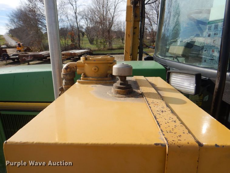 image for item MJ9820 1994 John Deere 7200  tractor