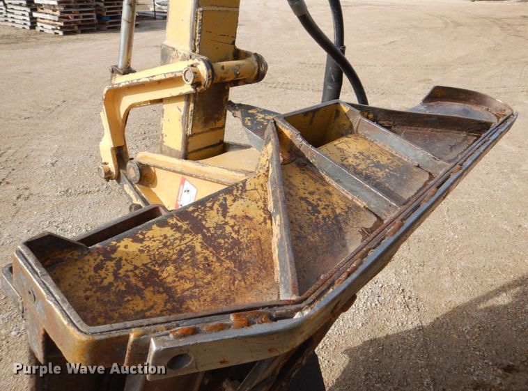 image for item MJ9820 1994 John Deere 7200  tractor