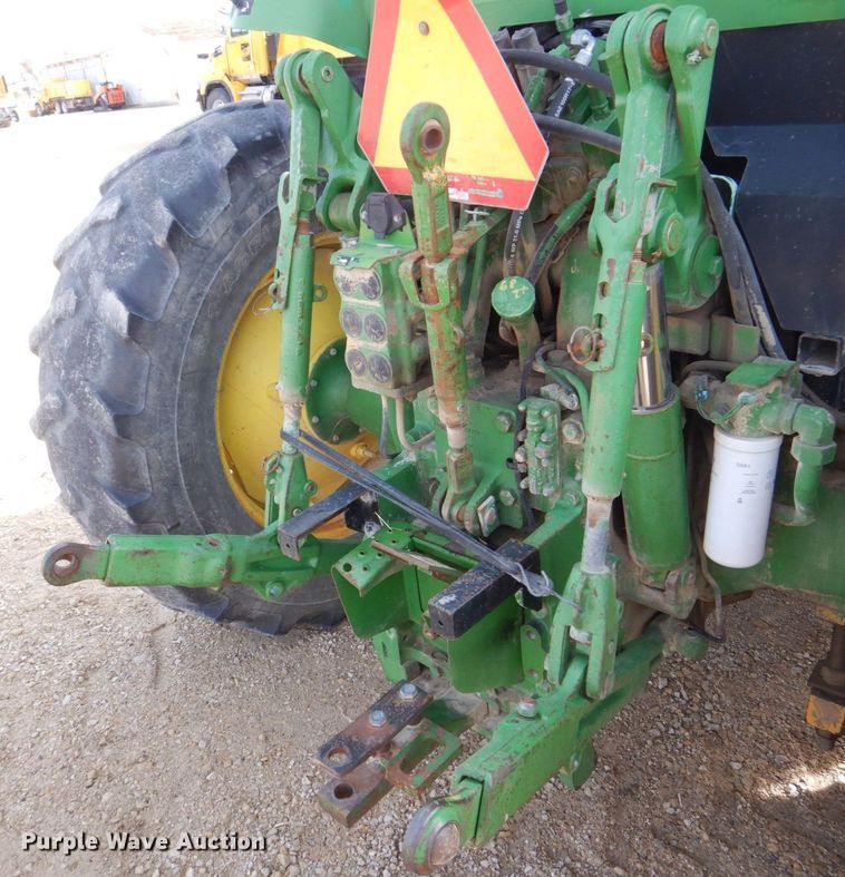 image for item MJ9820 1994 John Deere 7200  tractor