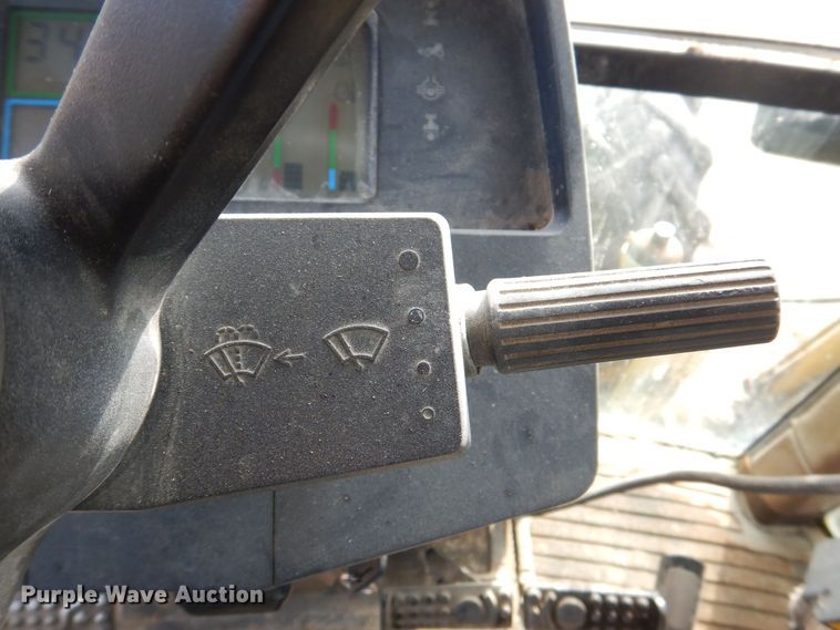 image for item MJ9820 1994 John Deere 7200  tractor