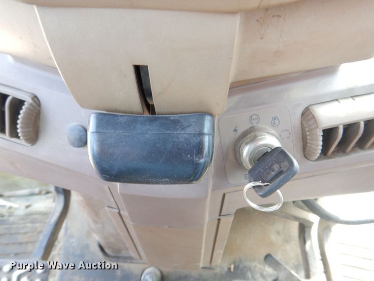 image for item MJ9820 1994 John Deere 7200  tractor