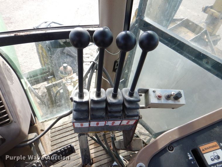 image for item MJ9820 1994 John Deere 7200  tractor