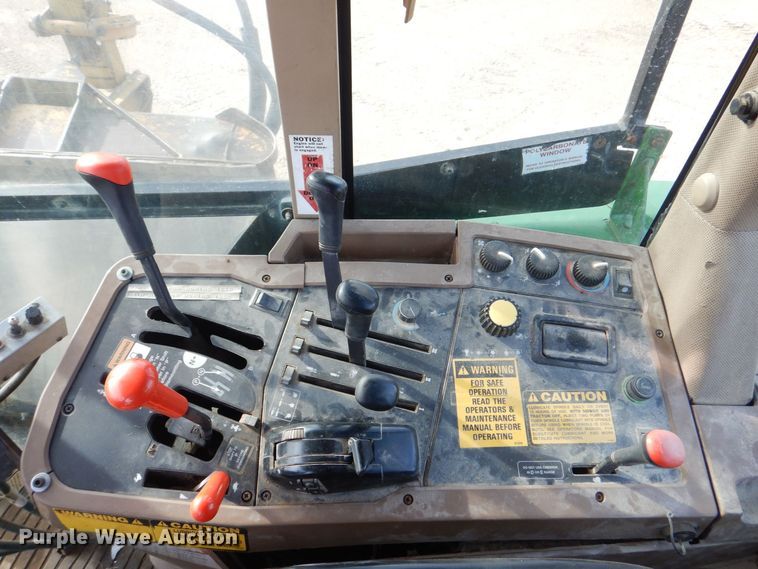 image for item MJ9820 1994 John Deere 7200  tractor