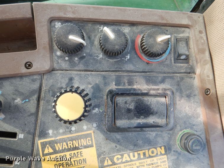 image for item MJ9820 1994 John Deere 7200  tractor