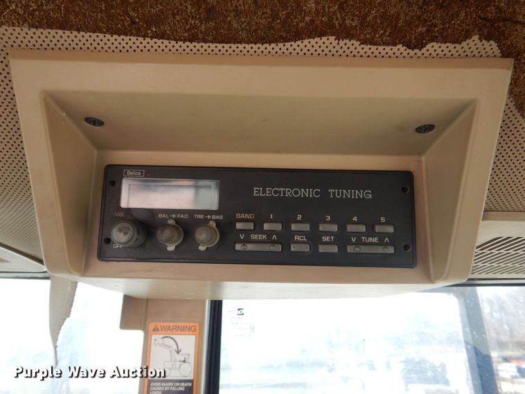 image for item MJ9820 1994 John Deere 7200  tractor