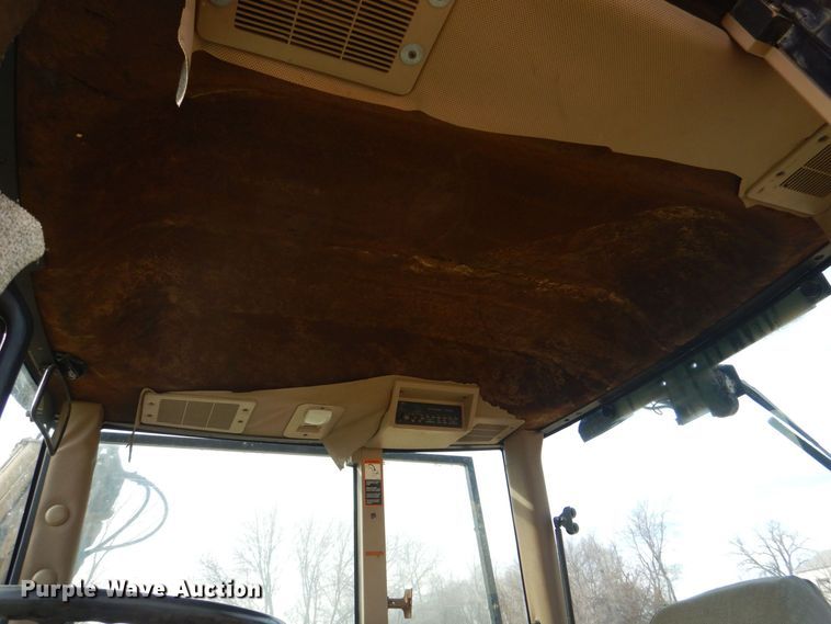 image for item MJ9820 1994 John Deere 7200  tractor