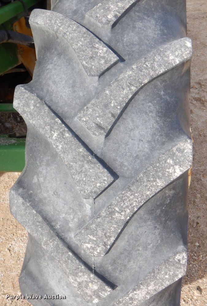 image for item MJ9820 1994 John Deere 7200  tractor