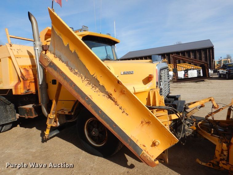 image for item MJ9821 1995 Ford LTS9000  dump truck