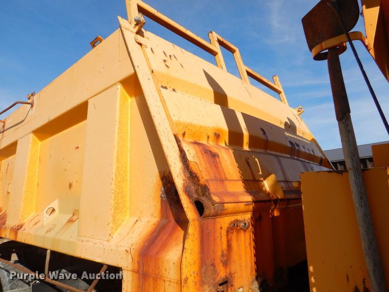 image for item MJ9821 1995 Ford LTS9000  dump truck