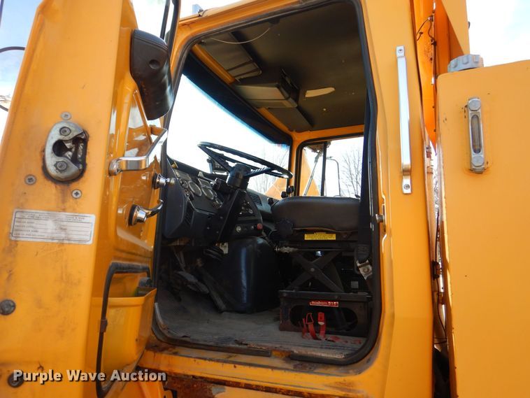 image for item MJ9821 1995 Ford LTS9000  dump truck