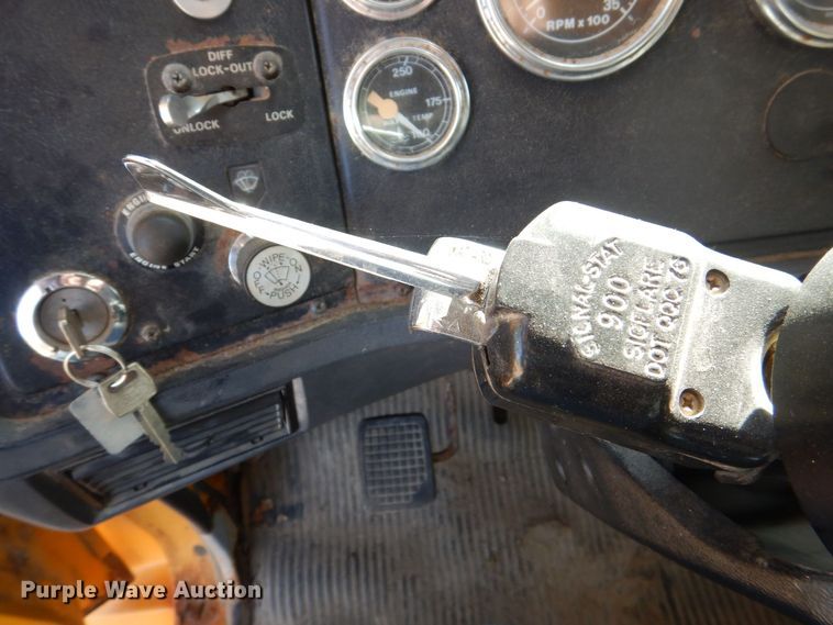 image for item MJ9821 1995 Ford LTS9000  dump truck