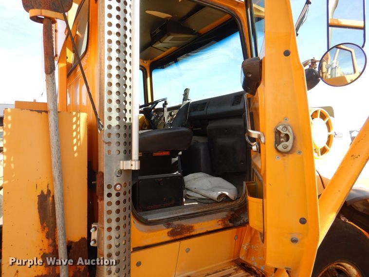 image for item MJ9821 1995 Ford LTS9000  dump truck