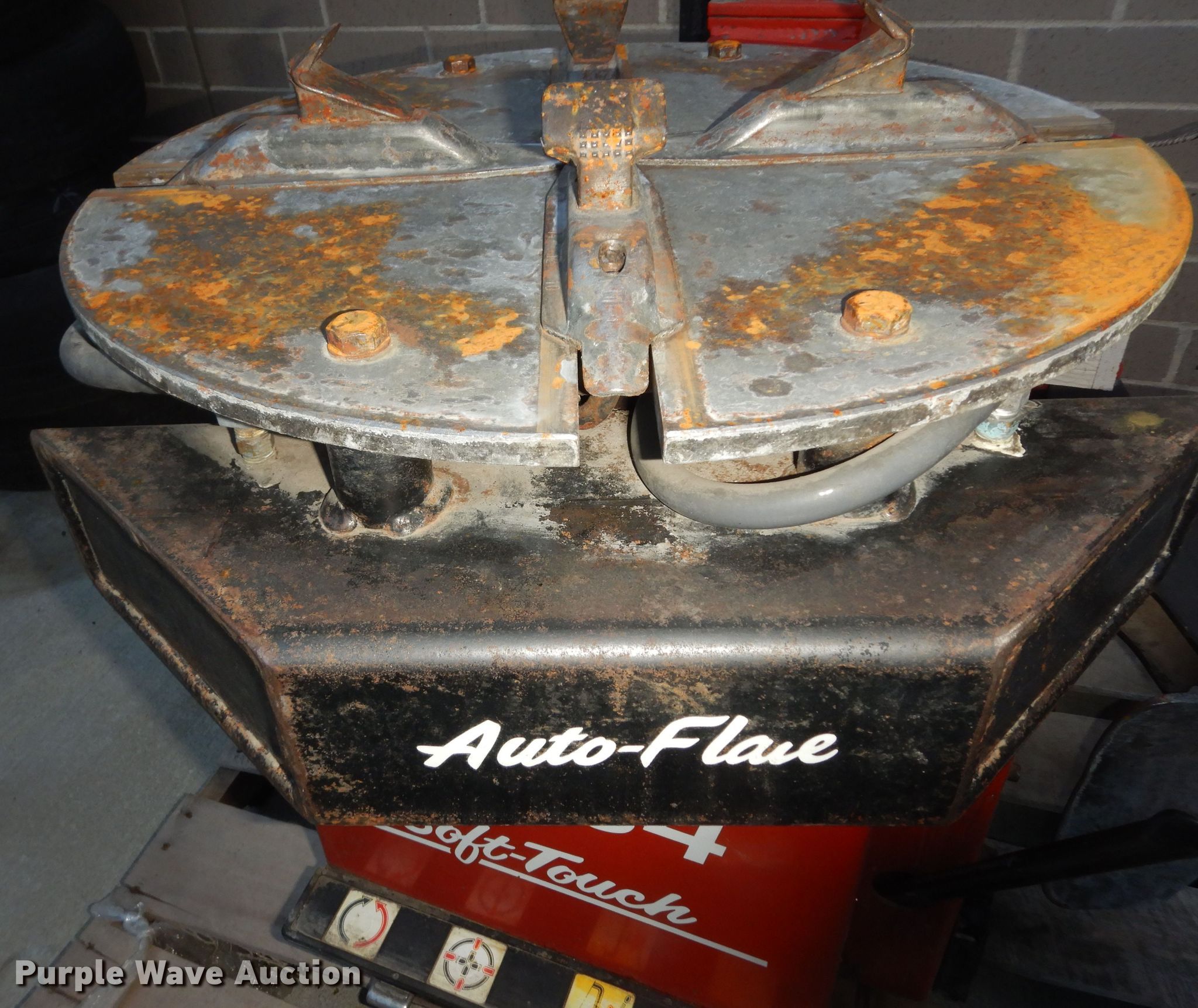 Branick BF34 tire machine in Gardner, KS Item LG9795 sold Purple Wave