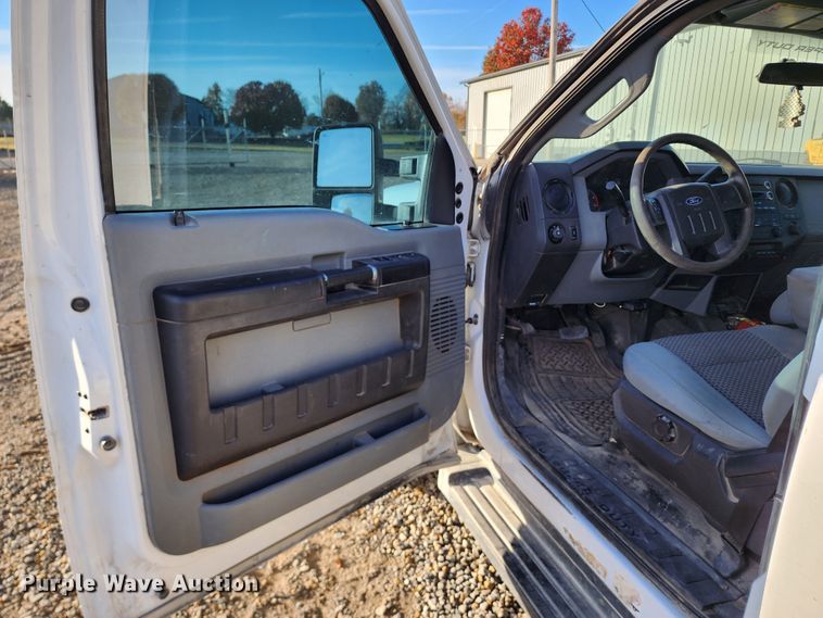 image for item DM4807 2014 Ford F550 Super Duty  flatbed truck