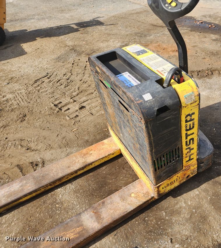 image for item DM4844 Hyster W40Z  pallet jack