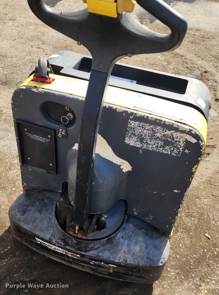 image for item DM4844 Hyster W40Z  pallet jack