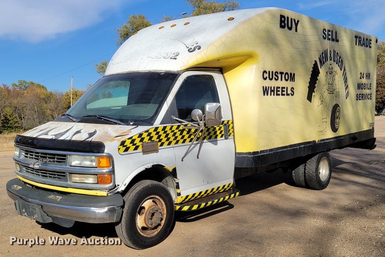 image for item DM8088 1999 Chevrolet Express G3500  box truck