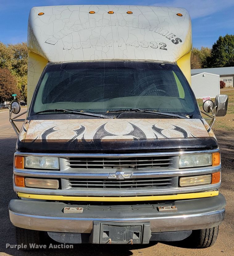 image for item DM8088 1999 Chevrolet Express G3500  box truck