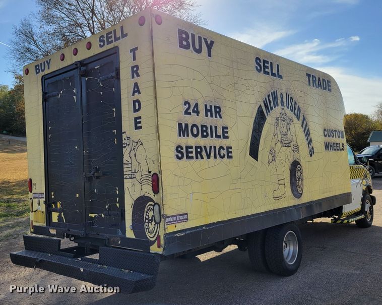 image for item DM8088 1999 Chevrolet Express G3500  box truck