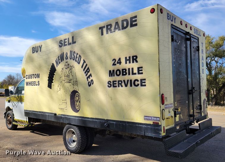 image for item DM8088 1999 Chevrolet Express G3500  box truck