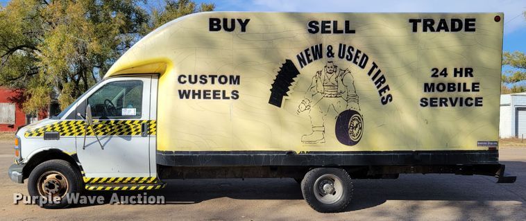 image for item DM8088 1999 Chevrolet Express G3500  box truck