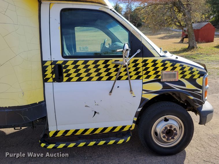 image for item DM8088 1999 Chevrolet Express G3500  box truck