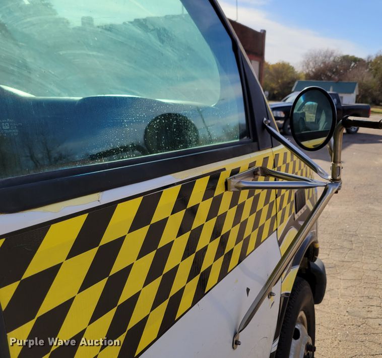 image for item DM8088 1999 Chevrolet Express G3500  box truck