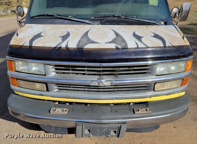 image for item DM8088 1999 Chevrolet Express G3500  box truck