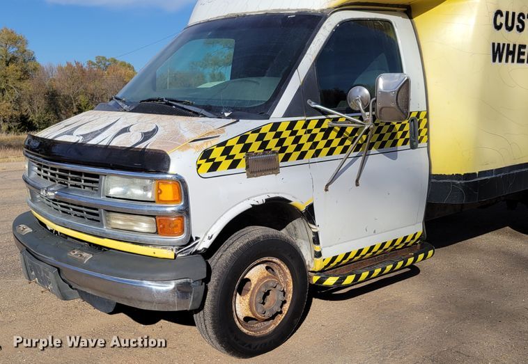 image for item DM8088 1999 Chevrolet Express G3500  box truck