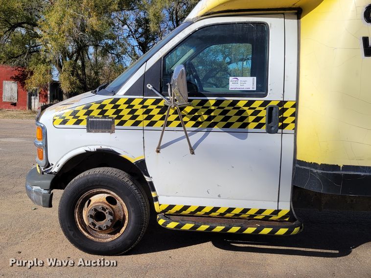 image for item DM8088 1999 Chevrolet Express G3500  box truck