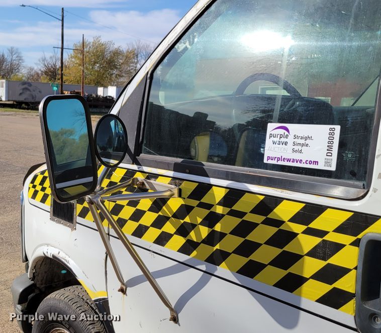 image for item DM8088 1999 Chevrolet Express G3500  box truck