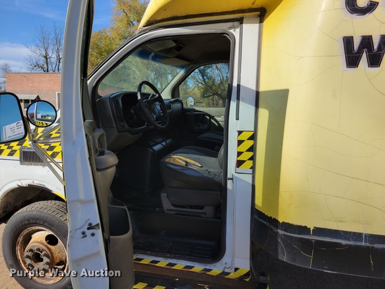 image for item DM8088 1999 Chevrolet Express G3500  box truck