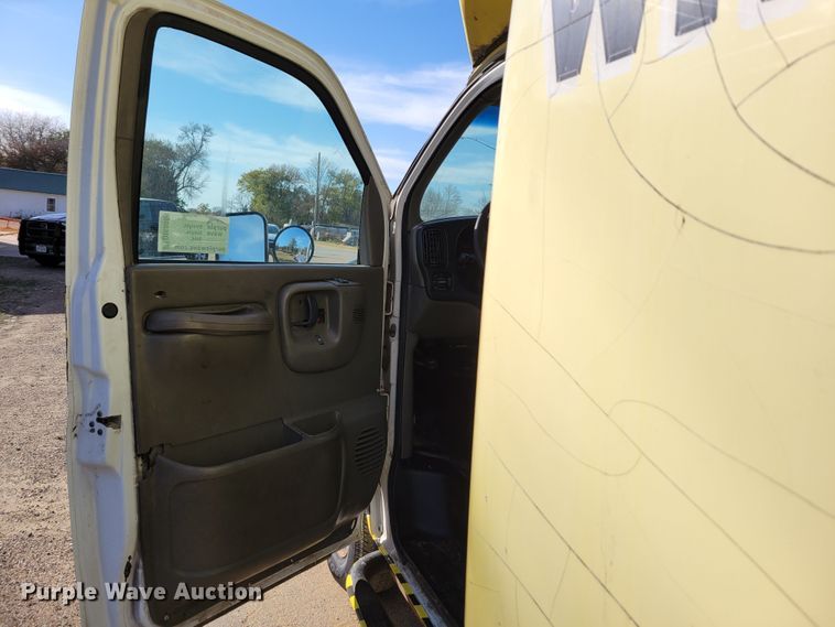 image for item DM8088 1999 Chevrolet Express G3500  box truck